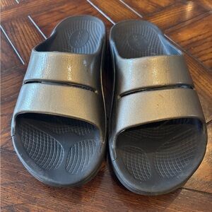 OOFOS sandle slides W10 M8
